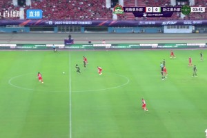 反擊絕佳機(jī)會(huì)不吹進(jìn)攻有利！球迷：逆天裁判