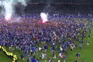 這就是足球！皇家奧維耶多時隔24年重回西甲，上千球迷沖入場內(nèi)