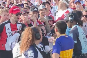 真勇??！博卡球迷走進(jìn)了河床球迷中，被逼著脫掉了球衣