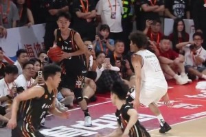 還能這么玩？！華僑大學(xué)離奇的底線發(fā)球戰(zhàn)術(shù)，把對手都搞麻了！