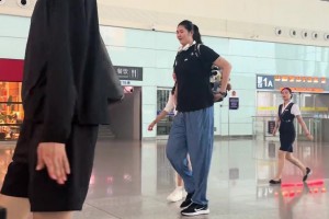 網(wǎng)友在合肥南站偶遇中國女籃隊員們 張子宇真的好高啊！！