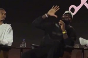 笑嘻了！詹姆斯在活動(dòng)現(xiàn)場(chǎng)喊話(huà)尼克斯球迷：明年進(jìn)總決賽？