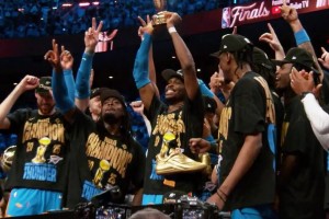 這是屬于你的一年！亞歷山大高舉FMVP獎杯，太開心了呀！