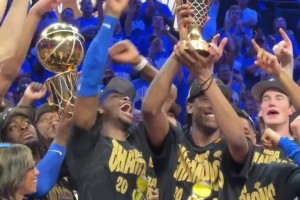 讓你也沾沾光SGA把FMVP獎杯遞給杰倫威，然后瘋狂慶祝