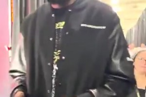 杜蘭特抽球星卡，抽到科比立馬露出純真的笑容