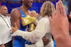 大庭廣眾秀恩愛！亞歷山大奪冠后第一時間來到場邊抱老婆