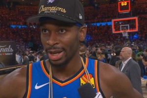 單賽季榮譽大滿貫！SGA賽后采訪，隊友們都上前一起搞怪慶祝！