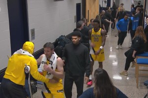 看著揪心傷退的哈利伯頓在通道拄著拐等隊(duì)友們，一一擊掌擁抱