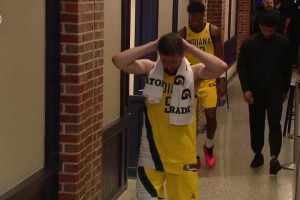 麥康納含淚抱頭返回更衣室 雷吉米勒送上擁抱安慰