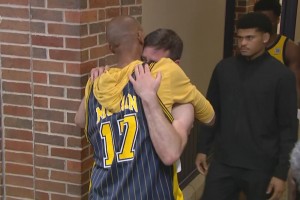 走到這步真不容易拼盡全力的麥康納爆哭，雷吉-米勒擁抱安慰