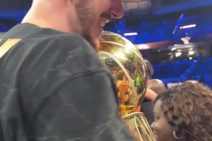 卡魯索同SGA父親賽后一起慶祝