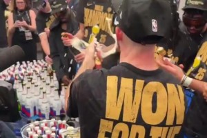 咱有經(jīng)驗！卡魯索率先打開香檳其他人還在手忙腳亂