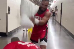 交易了！狄龍此前球員通道暴打火箭熊 這畫面以后再也看不到了~