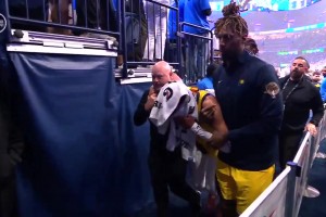 哈利伯頓蓋著毛巾被攙扶回更衣室老父親痛苦掩面