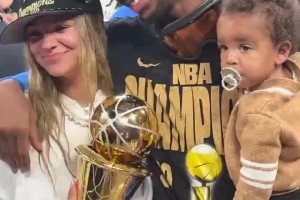 人生贏家！收獲賽季大滿貫的亞歷山大抱著妻兒合影慶祝