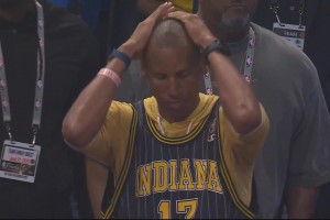 哈利重傷被攙扶出場哈利父親表情揪心，雷吉-米勒痛苦抱頭