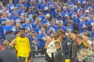 難頂哈利伯頓被攙扶出場細(xì)節(jié)：右腳離地，完全承受不了重量…