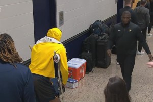 陪隊(duì)友到最后一刻！賽后哈利伯頓在更衣室通道腳戴護(hù)具同隊(duì)友擊掌