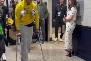 足夠偉大的賽季！哈利伯頓拄著雙拐離開球館