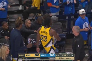 相當(dāng)懊惱！內(nèi)史密斯六犯離場，下場回到替補(bǔ)席后怒踢椅子