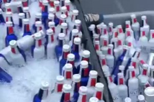 雷霆這幫小年輕不僅不會開香檳，酒量也不行啊還留了這么多！