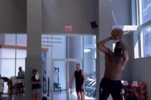 轉(zhuǎn)型三分射手？詹姆斯曬最新訓(xùn)練視頻：苦練外線投射