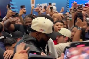 NBA流量擔(dān)當(dāng)！詹姆斯參加活動(dòng)被球迷團(tuán)團(tuán)圍住 根本走不動(dòng)
