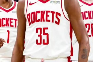 解說(shuō)員周鵬：KD歡迎來(lái)到休斯頓！是時(shí)候喊出那五個(gè)字了~