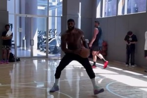 備戰(zhàn)新賽季！詹姆斯訓(xùn)練新技能：金雞獨立三分