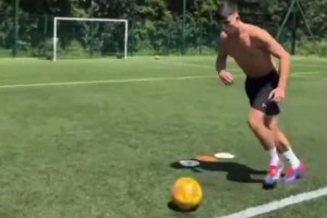 阿瑪斯在夏季進行個人射門訓練，不知道是不是教練組的特殊安排