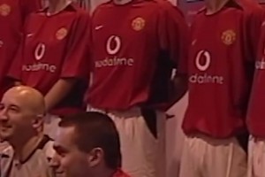 以假亂真！2003年，一群曼聯(lián)球員的模仿者踏入老特拉福德比賽