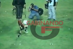 球迷公布一段未曾公開的影像：9歲梅西顛球，觀眾高呼“馬拉多“