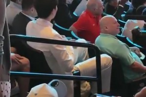 不被看好又如何！美媒：哥們?cè)谟^眾席里被選中