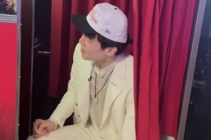 楊瀚森被選中后，來到自拍機體驗拍照，結果太高了只拍到下半張臉