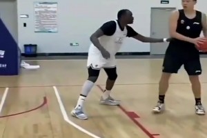 17歲楊瀚森單挑打爆開拓者內(nèi)線里斯 蓋帽跟帽小孩一樣