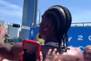 “超近距離看亞歷山大身材” ，干凈又壯碩