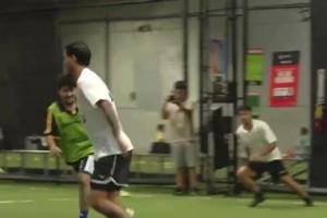 臥槽奧納納在野球場背身挑傳假期回到老家和小伙伴們踢球~