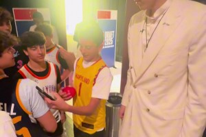 楊瀚森在選秀結(jié)束后被迷弟團(tuán)團(tuán)包圍 小球迷們一臉興奮地和他自拍