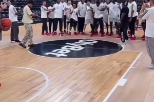 玩爽了！休賽期爆出的視頻中 第一次見哈登摸球