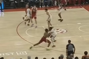 這爆發(fā)力可以啊！湖人36號秀阿杜-蒂耶羅瞬間加速暴起隔扣