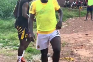 要不踢中鋒？實(shí)拍：奧納納在老家“村超”正面對(duì)抗“黑金剛”