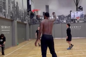 詹姆斯紐約訓(xùn)練備戰(zhàn)新賽季 遠(yuǎn)投精準(zhǔn)彈無(wú)虛發(fā)