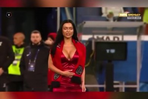 俄超賽場女模特進(jìn)場開球，球員們紛紛被吸引