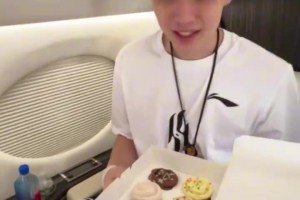 開(kāi)拓者工作人員將生日蛋糕遞給楊瀚森，小楊頓時(shí)有點(diǎn)懵圈了