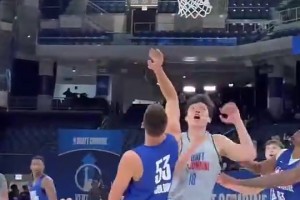 莫擔心，已適應(yīng)！楊瀚森強打?qū)κ?，見沒吹罰大膽朝裁判攤手示意