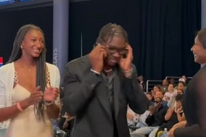 接到電話很開心啊~湖人36號秀阿杜-蒂耶羅被選中瞬間！