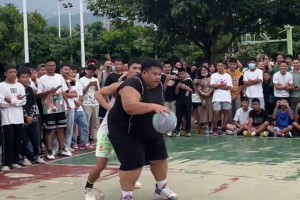 日本發(fā)明了投籃機(jī)器人，來看看東北大學(xué)的扣籃機(jī)器人