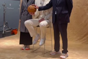 出人頭地了！楊瀚森和爸爸媽媽拍合照 一家子都很高啊