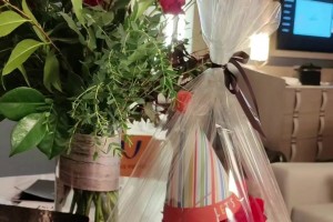 楊瀚森媽媽：一進(jìn)酒店入住，開拓者就給瀚森送來生日蛋糕????