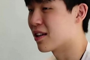 心理戰(zhàn)！楊瀚森試訓(xùn)中打爆8號(hào)秀杰明，氣的杰明不跟楊瀚森擊掌！